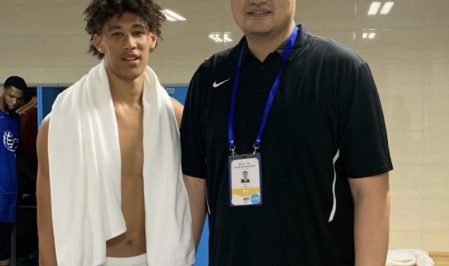 PG电子模拟器-体格差距大！湖人中锋海斯IG晒昔日与姚明的合影 配乐《姚明》