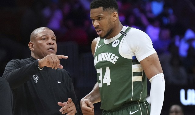 PG电子平台网站-情况不妙！字母哥两罚不中&amp;沃克追身三分 老鹰下半场10-0打停雄鹿