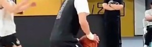 快好了？孙铭徽上午踩场训练 脚伤困扰并不明显