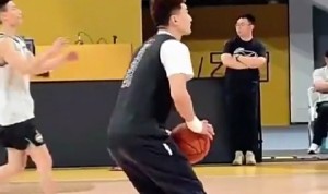 快好了？孙铭徽上午踩场训练 脚伤困扰并不明显