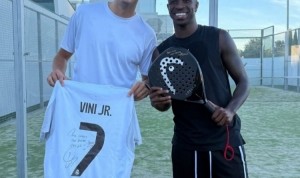 PG电子平台网站-爱好广泛！维尼修斯社媒晒与笼式网球球星科埃略合影