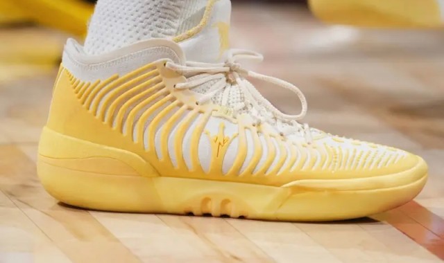 PG电子模拟器-约基奇穿着Joker2 GT，得到14分15篮板10助攻2抢断