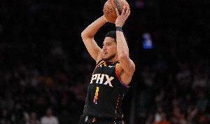 场上梦游！布克半场5中0未得分仅送3助攻 3失误&amp;正负值-14